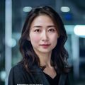 福利导航网技术总监李慧敏头像，年轻女性技术专家，专注神情，实验室环境背景